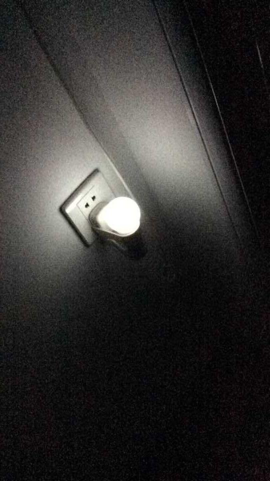 有一盏小灯 通电后在四周亮时暗在四周暗时亮