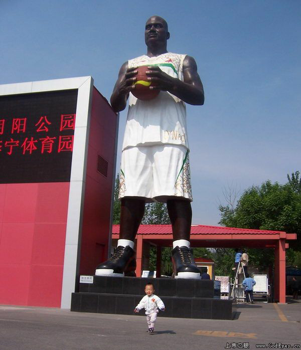 北京朝阳公园东门口硕大的奥尼尔像