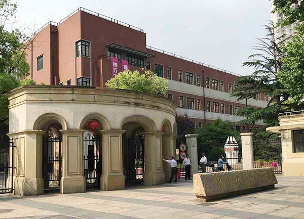 上海西区一所有名的中学,前身为1869年由具有中英混合血统的尤来旬