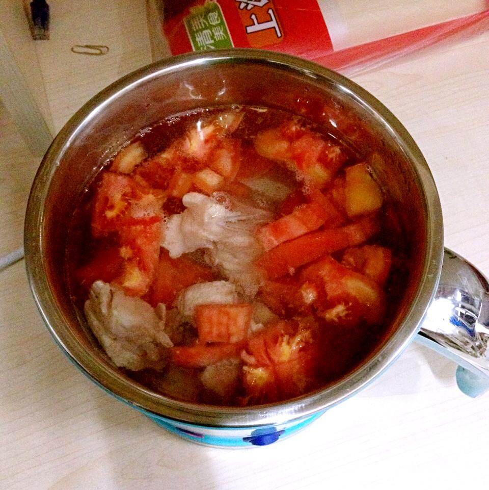 在条件一个小只有美食的小吃下做出相对美电锅容量特色鸡爪浙江图片
