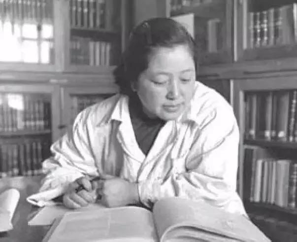 何泽慧先生在中国科学院物理研究所图书馆(1957年)