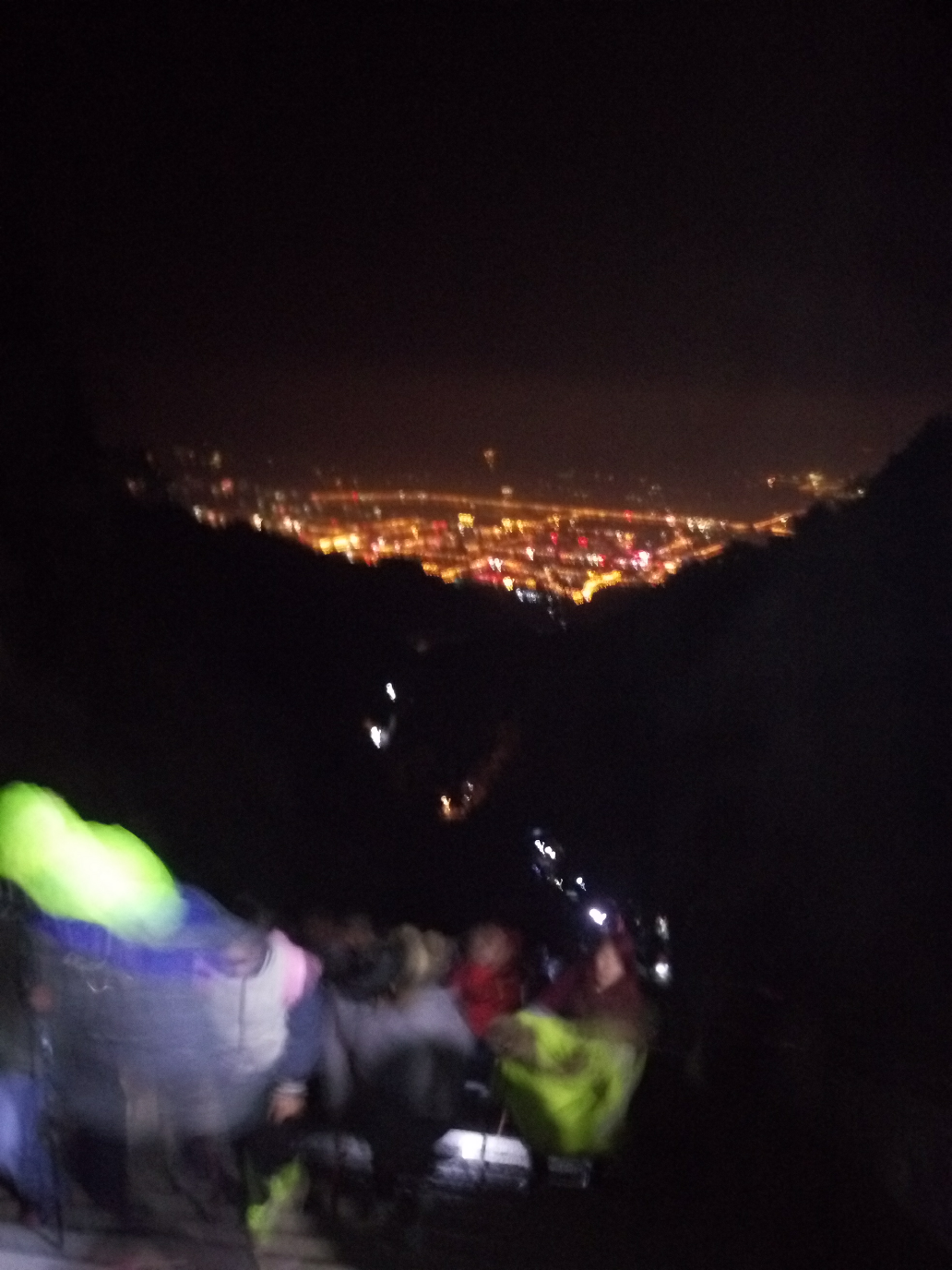 泰山夜景很美,手机不能怎么照出来.