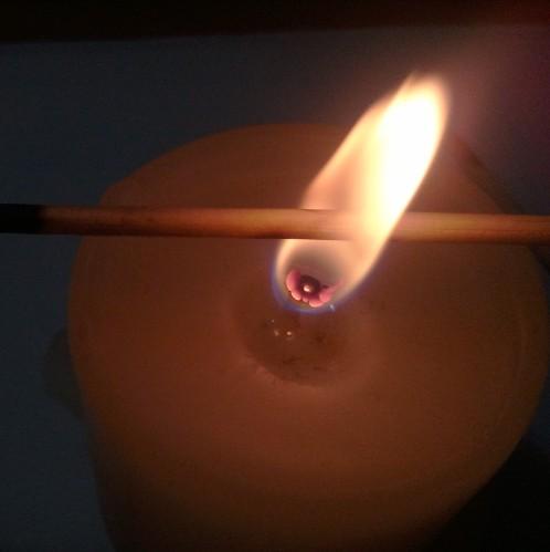 蜡烛或酒精灯的火焰,外焰的温度最高的结论如何用实验证明?