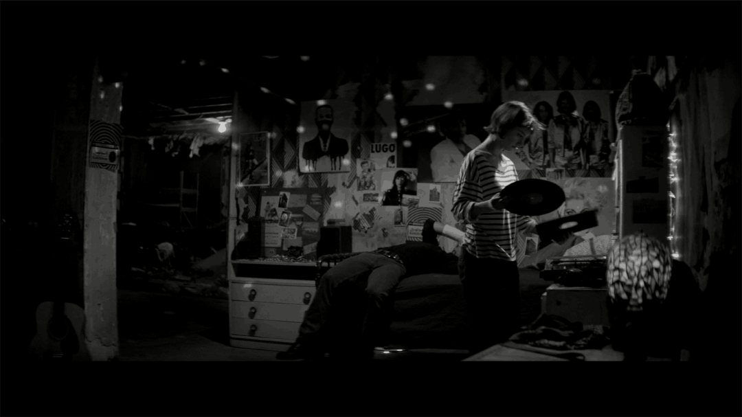 电影《独自夜归的女孩》里出现的唱片? - 音乐