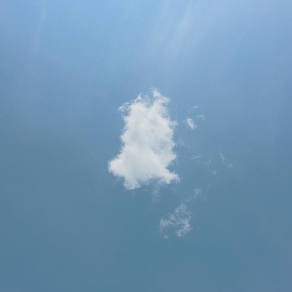 天上浮云似白衣,斯须改变如苍狗.对天空特别的执着.珠海的天特别的蓝.