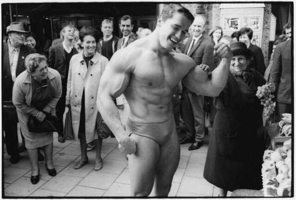 施瓦辛格炫耀肌肉