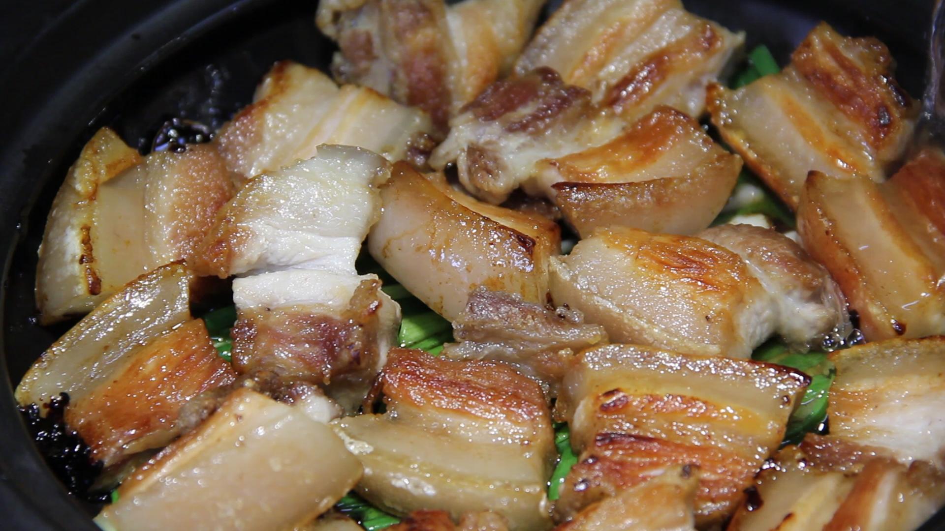 7.煎好的五花肉铺在砂锅上