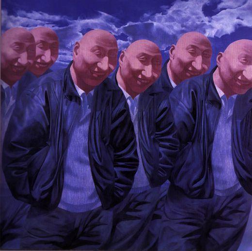 一个人盯着你笑 不说话 表情也不动  类似这样.