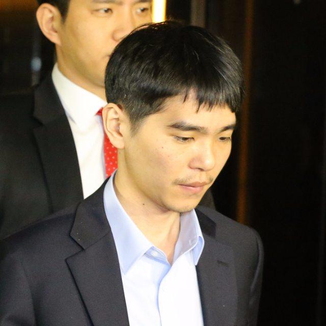 为什么有的媒体称呼他「李世乭」,有的却是「李世石」