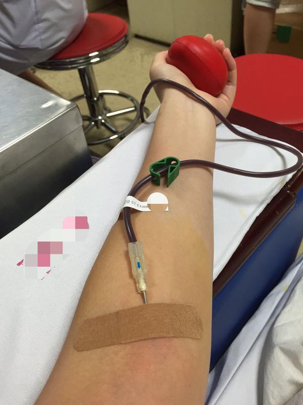 这是献血时拍的,记得带上身份证去献血.针头看着粗,其实并不是很痛.