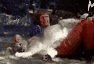 多年以后再相见 母狮兴奋地跳入他的怀里 还躺在他的身上晒太阳