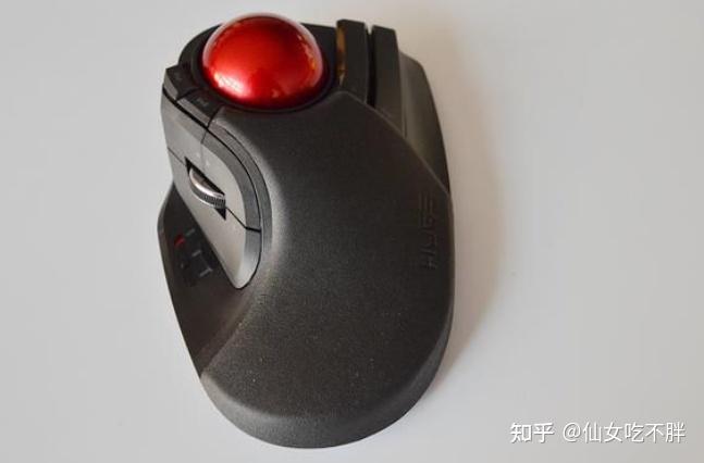 传统外形鼠标:外形与普通的鼠标并无太大差别,通过提高鼠标dpi等参数