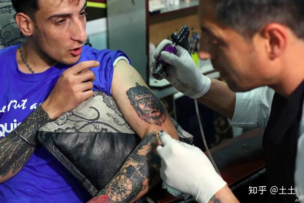 26岁女纹身师挑战阿富汗禁忌曾因上传作品收到死亡威胁