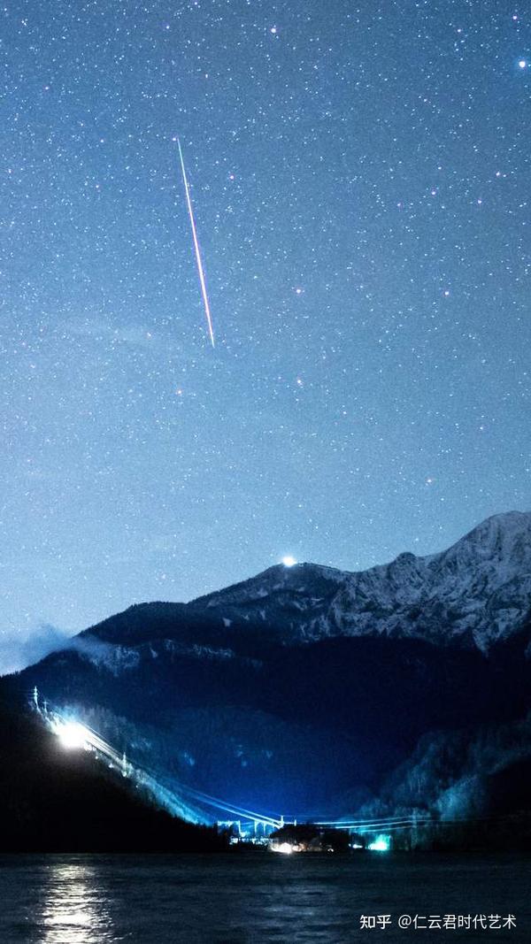 颗流星划过阿尔卑斯山上方的夜空,德国.