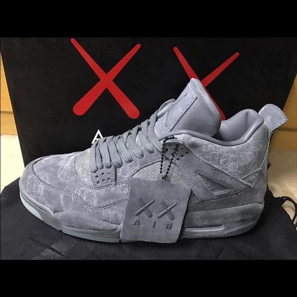 2.kaws×aj4