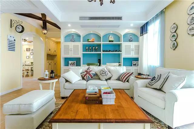 美式地中海风格家居装修图,客厅沙发背景墙的展示收纳柜做得真好!