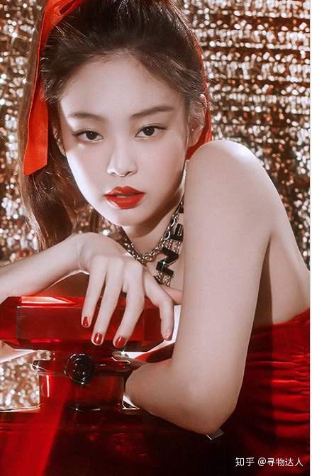 jennie 在唇妆颜色的选择上,一般是偏镜面的红唇或者是低饱和度的裸