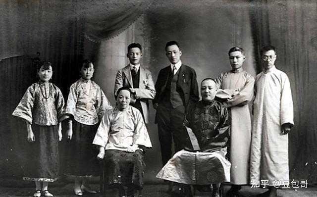 青帮大佬黄金荣扫大街照片的来历晚景如何
