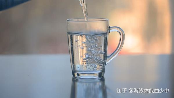 3.保持胃里"有东西",哪怕是温水