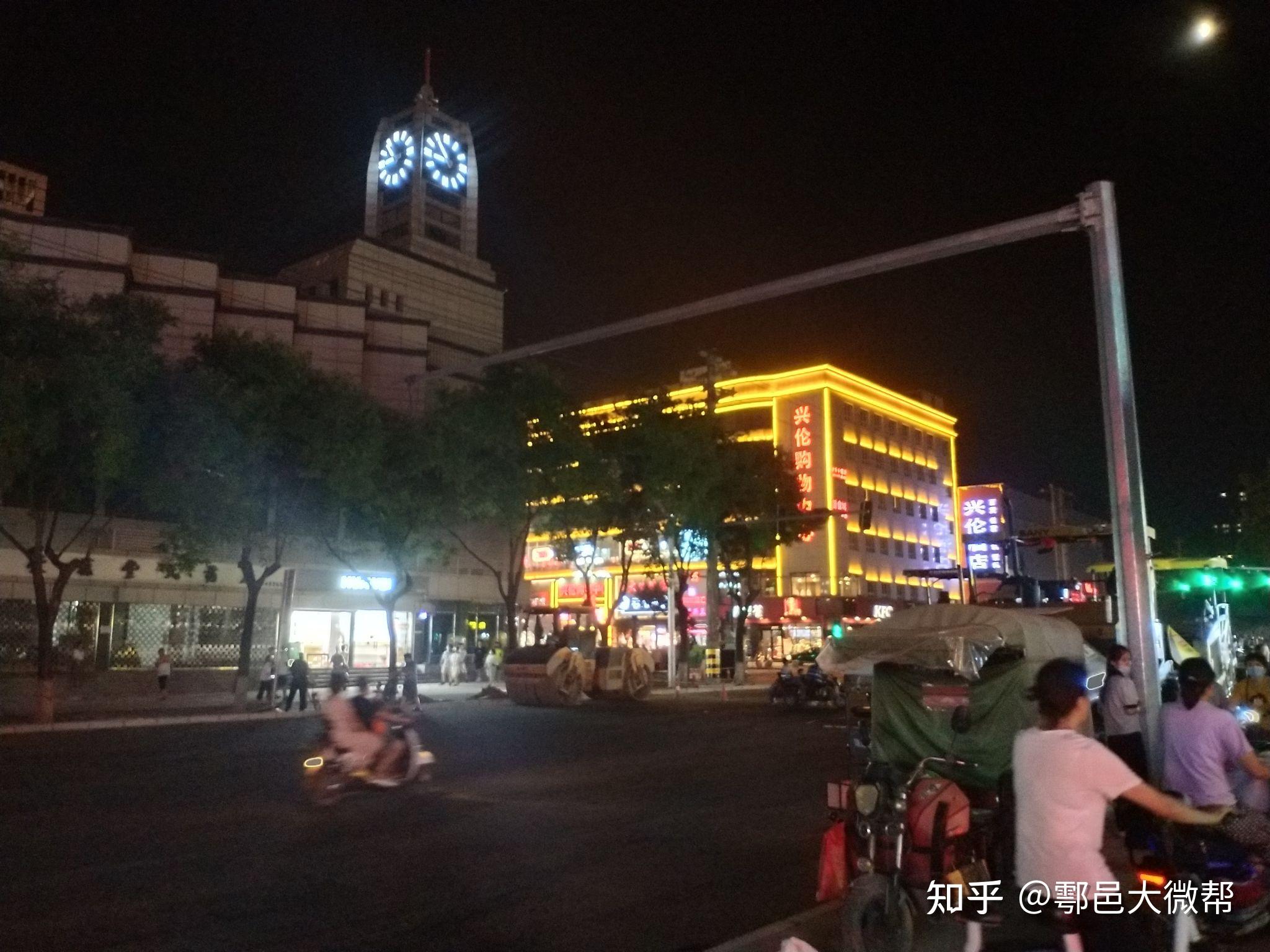 鄠邑区大十字刚铺设完沥青路面