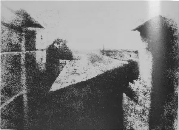 世界上第一张照片《窗外的庭院》(或称《鸽子窝》)尼埃普斯,1826年
