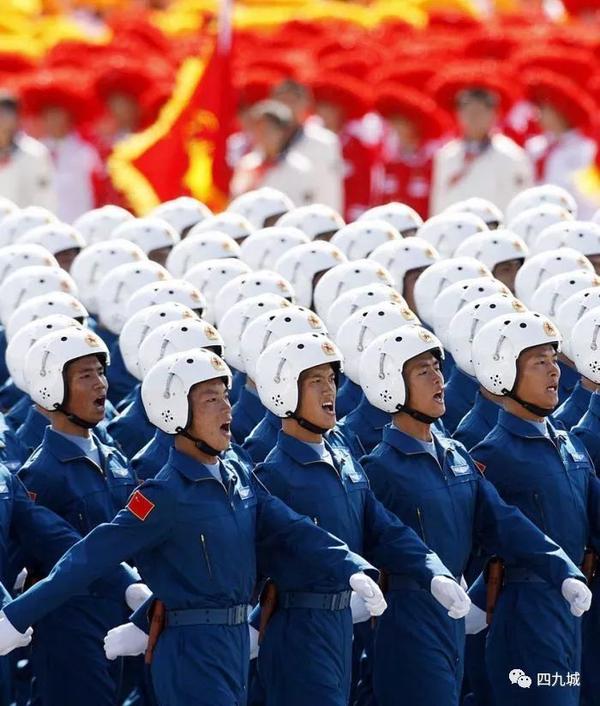 2009年10月1日,在中华人民共和国成立60周年阅兵仪式上,超过100000名
