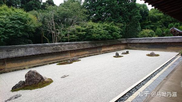 平衡且自然地存在京都龙安寺的方丈庭园