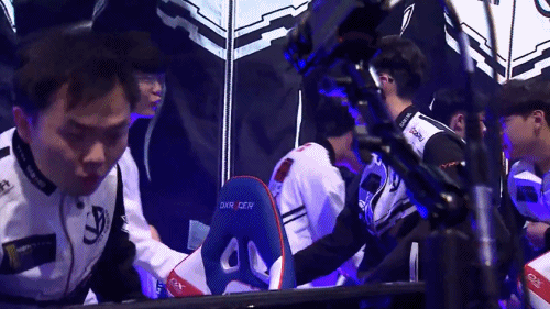 marin和easyhoon,两位前skt老将的握手