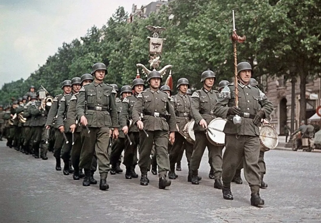 二战老照片:镜头下德军攻占法国,在巴黎阅兵要有多嚣张有多嚣张