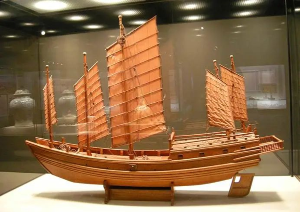在宋代,造船技术和航海技术明显提高,指南针广泛应用于航海,中国商船