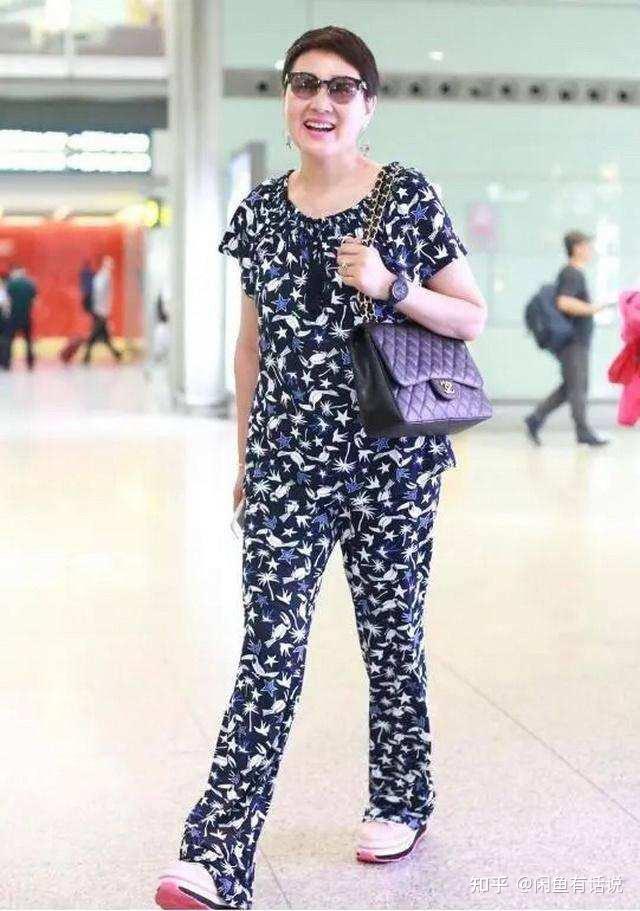 张凯丽衣品看不懂穿碎花装大妈味好重背香奈儿拉不回气质
