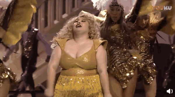 红嘴唇,白胸膛,金短裙,表演了《crazy in love》和《舞娘》的渡边直