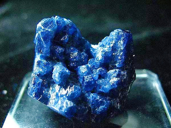 蓝晶石手链均为人工优化的蓝晶石,利用人工树脂填充,再用蓝色染剂染色