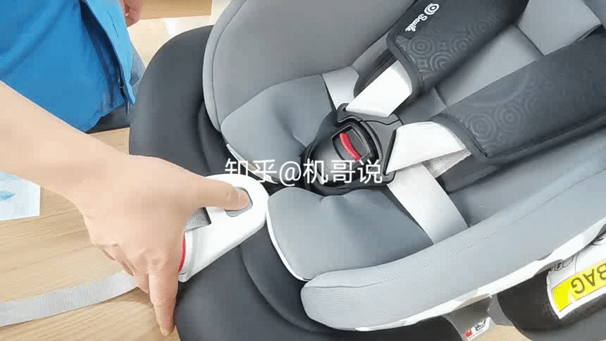 调节五点式安全带的松紧度