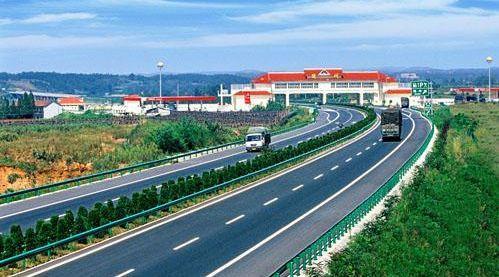 12月23日,湖北省调整高速公路货车通行费计费方式听证会在汉召开.