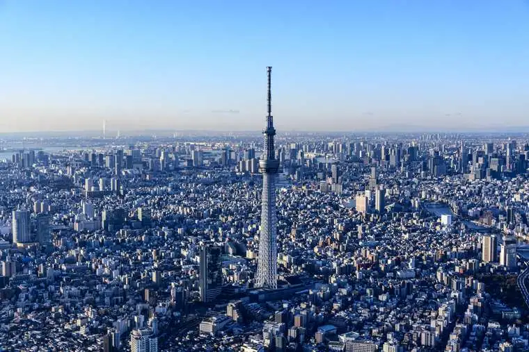 2012年开业的东京天空树(晴空塔),以637米(2090英尺)的高度,当时成为