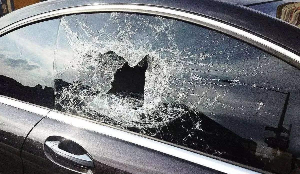 车玻璃被砸了怎么办关注汽车玻璃安全