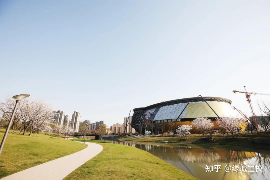 南边,像一个"玉琮"(运河亚运公园体育馆,杭州亚运会乒乓球比赛场馆).