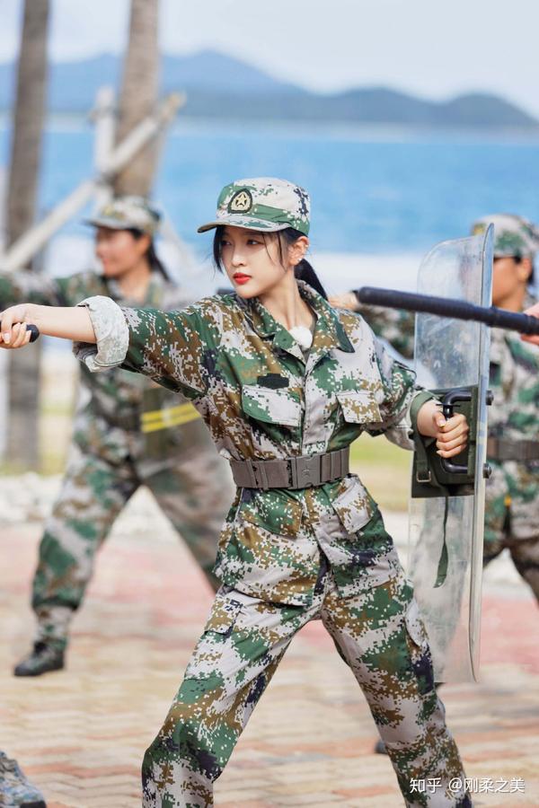 女兵吴宣仪和其他女孩的风采,告诉你军装是最美丽的服装,胜过凤冠霞帔