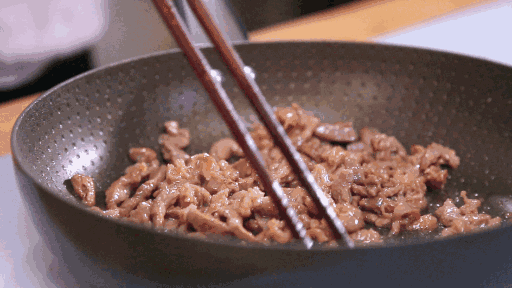 2. 牛肉下锅后大火翻炒至变色即可盛出,否则容易老.