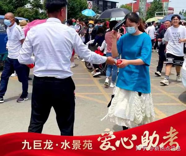 九巨龙邹城水景苑项目人在实验中学外搭建的护考服务点,为正在焦急