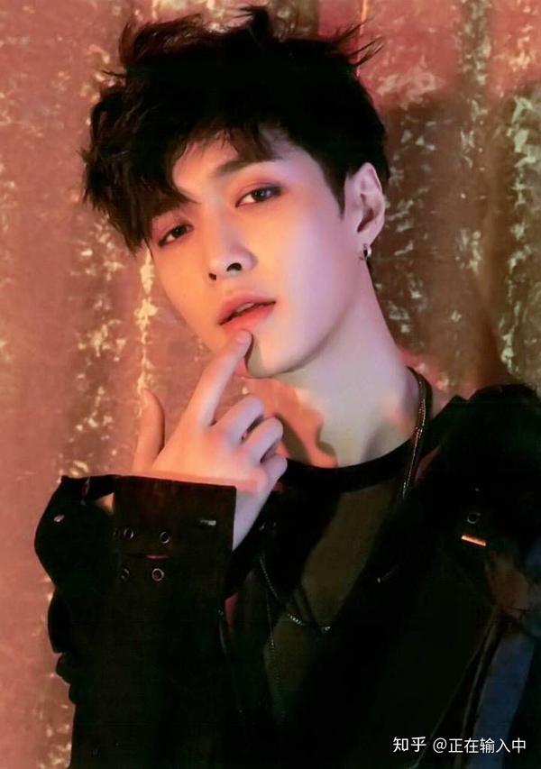 张艺兴鸭,舞蹈,编曲,演技,唱歌等等都很有才华,并且人品也好,还长的帅