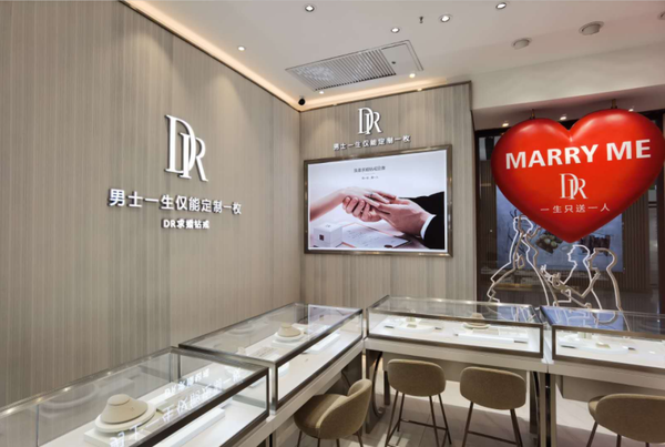 店铺位于高新万达广场一楼,远远望去就能看到"男士一生仅能定制