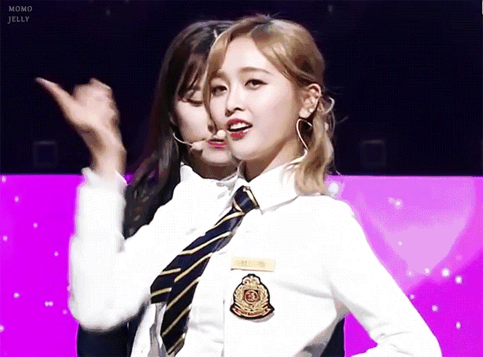 第一眼印象就是一个甜美系小姐姐,最独特的地方是眼睛 :完完全全的笑