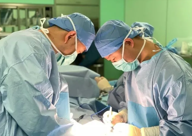两台高难度假体植入手术医生的决策关系着患者的性福