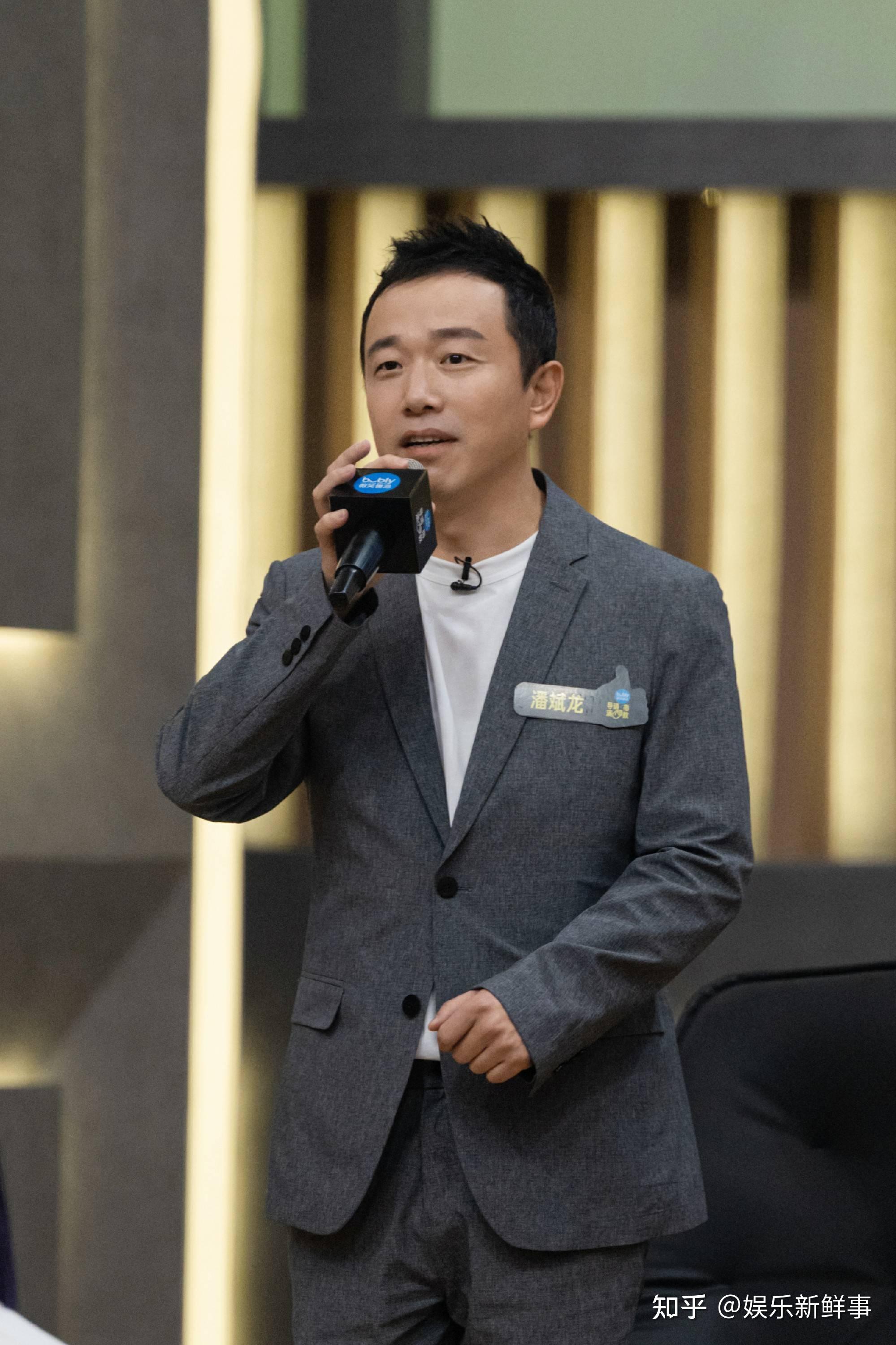 潘斌龙参加导演请指教只愿能跟偶像二手玫瑰的梁龙导演合作