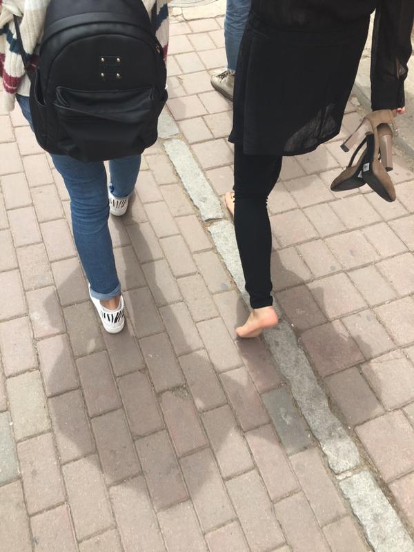 第一个我是足控 第二个感觉这个妹子是真的厉害,我是不敢光脚在地上