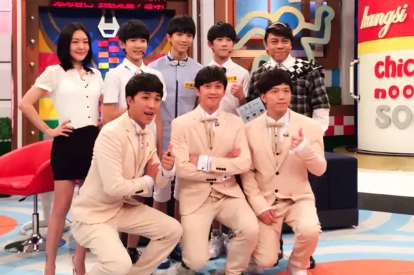 陈汉典(前排中)模仿tfboys组团体tfmen