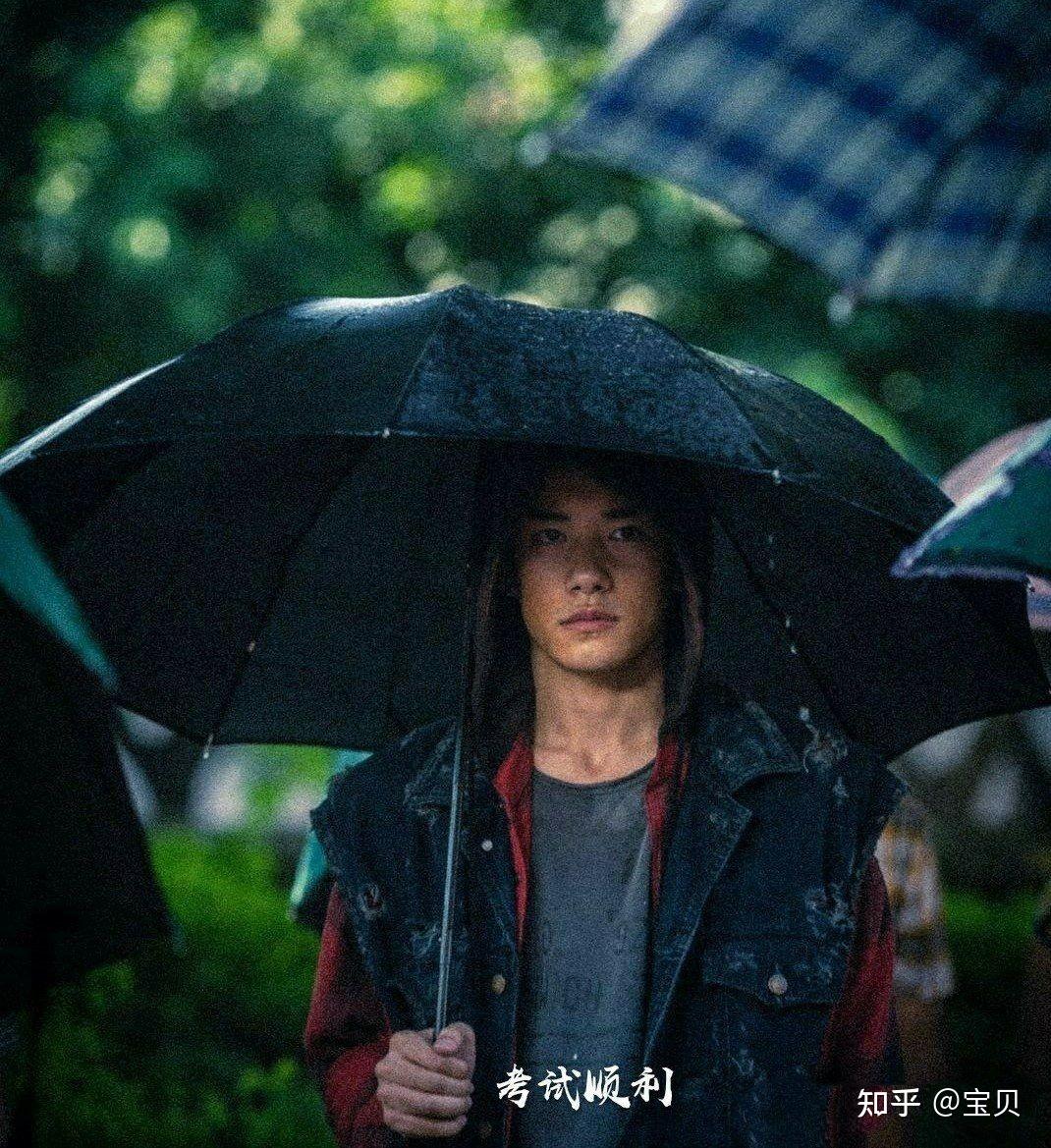 记得易烊千玺有一个雨中撑伞说考试顺利的图片然后找不到了求好心人
