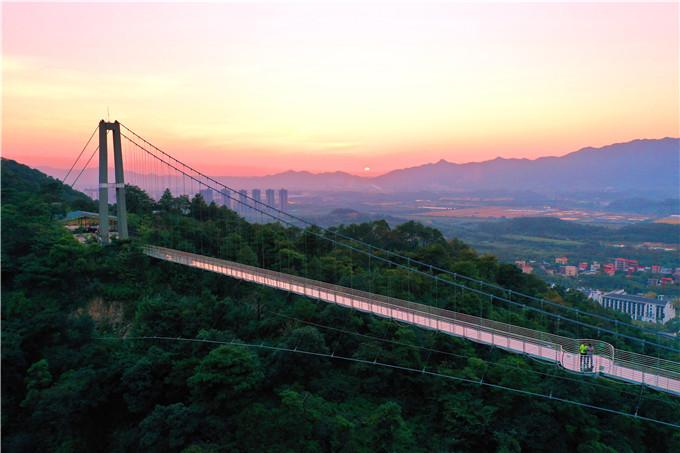 夕阳晚霞山谷稻田玻璃桥构成如画风景,佛山南丹山最美